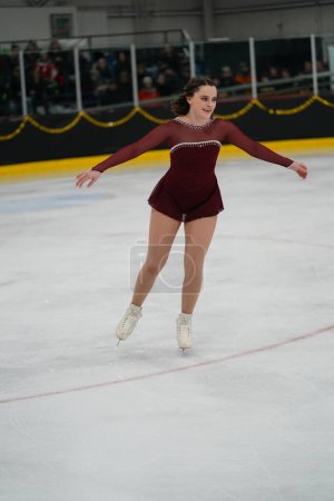 Téléchargez les photos : Mosinee, Wisconsin États-Unis - 26 février 2021 : Jeune femme dans une belle robe rouge a participé à la compétition de patinage sur glace des jeux d'hiver de l'État du blaireau - en image libre de droit