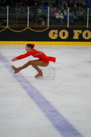 Téléchargez les photos : Mosinee, Wisconsin États-Unis - 26 février 2021 : Femme adulte dans une belle robe rouge a participé à la compétition de patinage sur glace des jeux d'hiver de l'État du blaireau - en image libre de droit