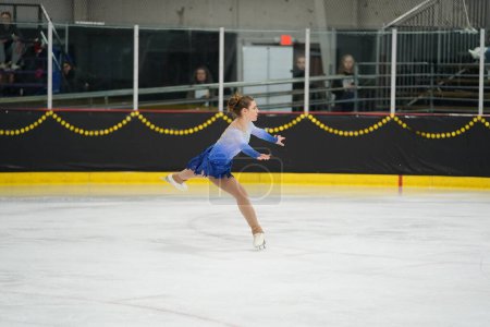 Téléchargez les photos : Mosinee, Wisconsin États-Unis - 26 février 2021 : Femme adulte dans une belle robe bleue a participé à la compétition de patinage sur glace des jeux d'hiver de l'État du blaireau - en image libre de droit