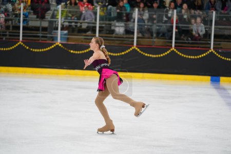 Téléchargez les photos : Mosinee, Wisconsin États-Unis - 26 février 2021 : Femme adulte dans une belle robe rouge a participé à la compétition de patinage sur glace des jeux d'hiver de l'État du blaireau - en image libre de droit