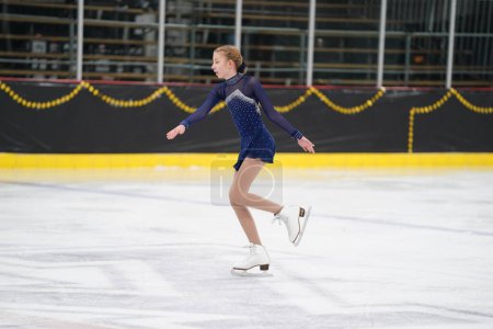 Téléchargez les photos : Mosinee, Wisconsin États-Unis - 26 février 2021 : Femme adulte dans une belle robe bleue a participé à la compétition de patinage sur glace des jeux d'hiver de l'État du blaireau - en image libre de droit