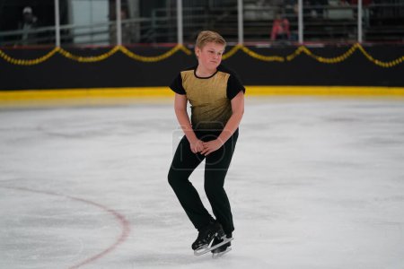 Foto de Mosinee, Wisconsin, Estados Unidos - 26 de febrero de 2021: Joven adolescente varón participó en la competencia de patinaje sobre hielo de los juegos de invierno de Badger State. - Imagen libre de derechos