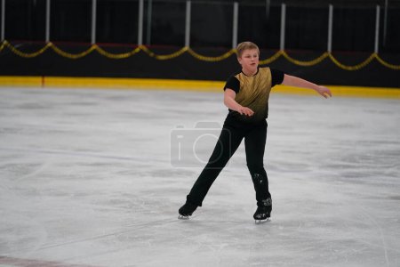 Téléchargez les photos : Mosinee, Wisconsin États-Unis - février 26th, 2021 : Jeune garçon adolescent a participé à la compétition de patinage sur glace des jeux d'hiver de l'État du blaireau. - en image libre de droit
