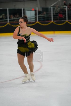 Téléchargez les photos : Mosinee, Wisconsin États-Unis - février 26th, 2021 : Une jeune femme adulte dans une belle robe colorée a participé à la compétition de patinage sur glace des jeux d'hiver de l'État du blaireau - en image libre de droit