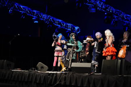 Foto de Milwaukee, Wisconsin, EE.UU. - 13 de febrero de 2020: Personas vestidas con trajes de Marvel, trajes de cómics de DC, trajes de anime y manga que participan en el concurso de máscaras de anime milwaukee - Imagen libre de derechos