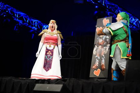 Foto de Milwaukee, Wisconsin, EE.UU. - 13 de febrero de 2020: Mujer vestida con disfraces de Marvel, disfraces de cómics de DC, disfraces de anime y manga participando en el concurso de máscaras de anime milwaukee. - Imagen libre de derechos