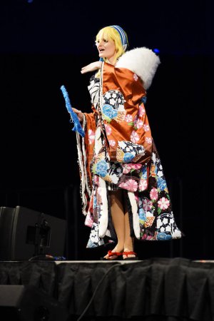 Foto de Milwaukee, Wisconsin, EE.UU. - 13 de febrero de 2020: Mujer vestida con disfraces de Marvel, disfraces de cómics de DC, disfraces de anime y manga participando en el concurso de máscaras de anime milwaukee. - Imagen libre de derechos