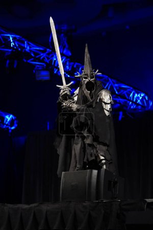 Téléchargez les photos : Milwaukee, Wisconsin États-Unis - 13 février 2020 : Un homme à l'anime Milwaukee cosplay convention déguisé en sorcière-roi d'Angmar et a pris la scène pour un concours de mascarade. - en image libre de droit