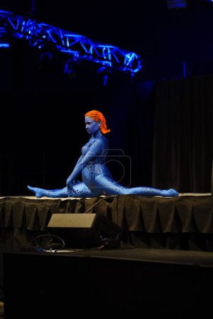 Téléchargez les photos : Milwaukee, Wisconsin États-Unis - 13 février 2020 : Femme habillée en costume de cosplay mystique des x-men pour participer au concours de mascarade anime Milwaukee. - en image libre de droit