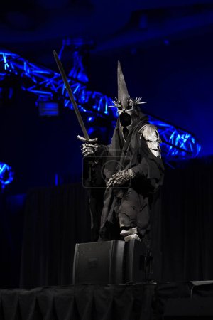 Téléchargez les photos : Milwaukee, Wisconsin États-Unis - 13 février 2020 : Un homme à l'anime Milwaukee cosplay convention déguisé en sorcière-roi d'Angmar et a pris la scène pour un concours de mascarade. - en image libre de droit