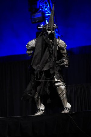 Foto de Milwaukee, Wisconsin, EE.UU. - 13 de febrero de 2020: Un hombre en la convención de cosplay de anime Milwaukee disfrazado de rey brujo de Angmar y subió al escenario para un concurso de máscaras. - Imagen libre de derechos