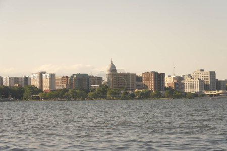 Foto de Ciudad paisaje foto de Madison, Wisconsin Capitolio y edificios de la ciudad de Olin park - Imagen libre de derechos