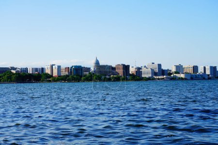 Foto de Ciudad paisaje foto de Madison, Wisconsin Capitolio y edificios de la ciudad de Olin park - Imagen libre de derechos