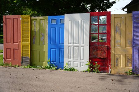Foto de Grupo de puertas coloridas aleatorias que se utilizan como una valla de patio en Columbus, Wisconsin. - Imagen libre de derechos