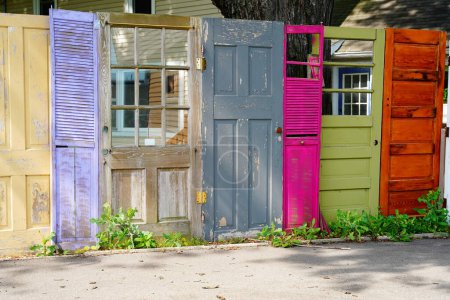 Téléchargez les photos : Groupe de portes colorées aléatoires utilisées comme clôture de cour dans Columbus, Wisconsin. - en image libre de droit