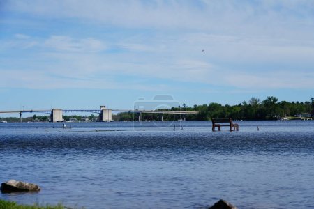 Foto de Vista panorámica de las aguas de Sturgeon Bay, Wisconsin inundando la línea costera de Sturgeon Bay. - Imagen libre de derechos