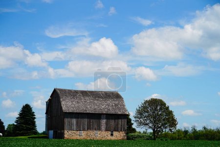 Téléchargez les photos : Ancienne grange de ferme abandonnée en bois se trouve sur un champ de ferme à l'extérieur de fond du lac, Wisconsin. - en image libre de droit