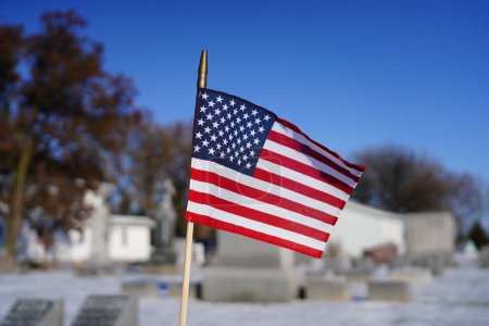 Téléchargez les photos : Le drapeau américain se tient par temps froid et venteux - en image libre de droit