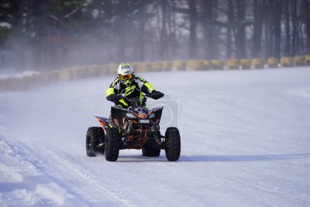 Téléchargez les photos : Hortonville, Wisconsin / États-Unis - 26 janvier 2019 : Beaucoup de motards et de VTT s'amusaient à rouler sur un lac glacé recouvert de neige. - en image libre de droit