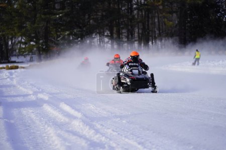 Téléchargez les photos : Hortonville, Wisconsin / États-Unis - 26 janvier 2019 : De nombreux motoneigistes s'amusaient à rouler sur un lac glacé recouvert de neige. - en image libre de droit