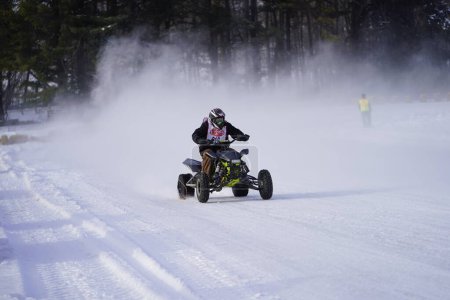 Foto de Hortonville, Wisconsin / Estados Unidos - 26 de enero de 2019: Muchos ciclistas en Quad-bikes y ATV se divertían paseando por el lago helado cubierto de nieve. - Imagen libre de derechos
