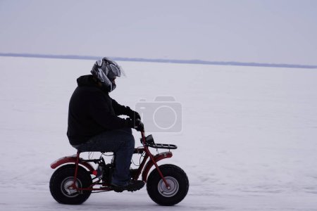 Téléchargez les photos : Fond du Lac, Wisconsin / États-Unis - 9 mars 2019 : Les gens s'amusent sur le lac Winnebago gelé en conduisant des VTT et des quads sur la glace - en image libre de droit
