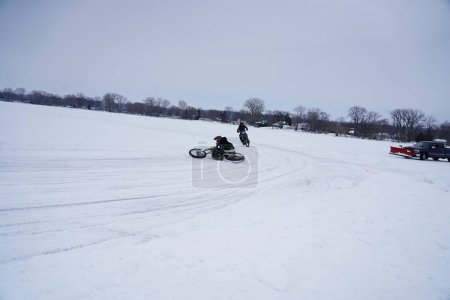 Foto de Hortonville, Wisconsin / Estados Unidos - 26 de enero de 2019: Muchos ciclistas en motos de tierra se divertían paseando por el lago helado helado cubierto de nieve - Imagen libre de derechos