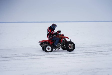 Foto de Fond du Lac, Wisconsin / Estados Unidos - 9 de marzo de 2019: Gente disfrutando en el lago Winnebago congelado conduciendo alrededor de ATV y Quad bikes en el hielo - Imagen libre de derechos