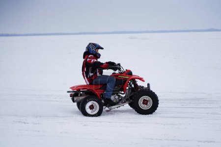 Foto de Fond du Lac, Wisconsin / Estados Unidos - 9 de marzo de 2019: Gente disfrutando en el lago Winnebago congelado conduciendo alrededor de ATV y Quad bikes en el hielo - Imagen libre de derechos
