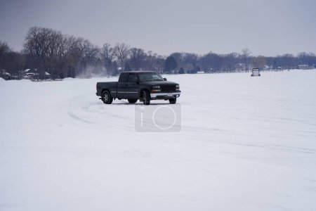 Téléchargez les photos : Fond du Lac, Wisconsin / États-Unis - 9 mars 2019 : Les gens s'amusent sur le lac Winnebago gelé en conduisant autour de véhicules sur la glace - en image libre de droit