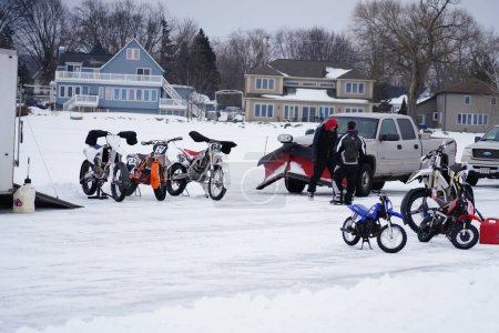 Foto de Fond du Lac, Wisconsin / Estados Unidos - 9 de marzo de 2019: Gente disfrutando en el lago Winnebago congelado conduciendo alrededor de vehículos en el hielo - Imagen libre de derechos