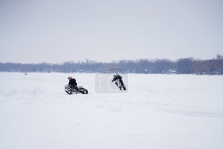Foto de Hortonville, Wisconsin / Estados Unidos - 26 de enero de 2019: Muchos ciclistas en motos de tierra se divertían paseando por el lago helado helado cubierto de nieve - Imagen libre de derechos