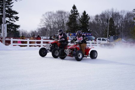 Foto de Hortonville, Wisconsin / Estados Unidos - 26 de enero de 2019: Muchos ciclistas en Quad-bikes y ATV se divertían paseando por el lago helado cubierto de nieve - Imagen libre de derechos