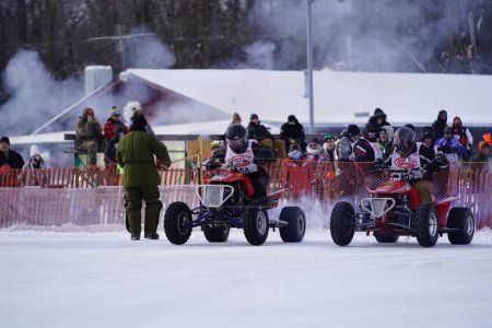 Téléchargez les photos : Hortonville, Wisconsin / États-Unis - 26 janvier 2019 : Beaucoup de motards et de VTT s'amusaient à rouler sur un lac glacé recouvert de neige - en image libre de droit