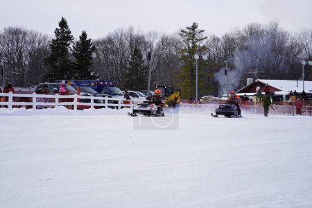Foto de Hortonville, Wisconsin / Estados Unidos - 26 de enero de 2019: Muchos jinetes en motos de nieve se divertían montando en un lago helado cubierto de nieve - Imagen libre de derechos