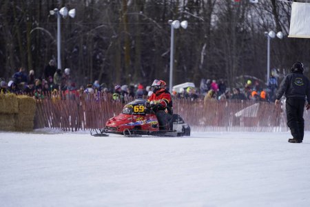 Téléchargez les photos : Hortonville, Wisconsin / États-Unis - 26 janvier 2019 : De nombreux motoneigistes s'amusaient à rouler sur un lac glacé recouvert de neige - en image libre de droit