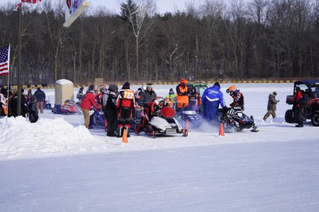 Foto de Hortonville, Wisconsin / Estados Unidos - 26 de enero de 2019: Muchos jinetes en motos de nieve se divertían montando en un lago helado cubierto de nieve - Imagen libre de derechos
