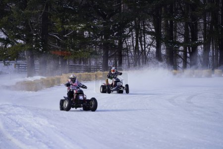 Téléchargez les photos : Hortonville, Wisconsin / États-Unis - 26 janvier 2019 : Beaucoup de motards et de VTT s'amusaient à rouler sur un lac glacé recouvert de neige. - en image libre de droit
