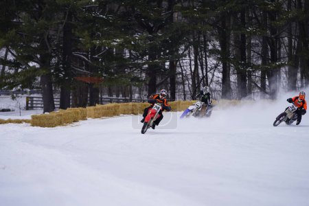 Téléchargez les photos : Hortonville, Wisconsin / États-Unis - 26 janvier 2019 : Beaucoup de motards s'amusaient à rouler sur un lac glacé recouvert de neige - en image libre de droit