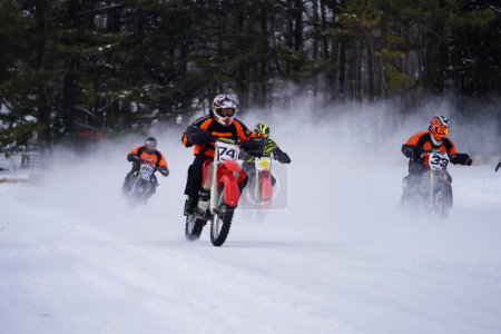 Téléchargez les photos : Hortonville, Wisconsin / États-Unis - 26 janvier 2019 : Beaucoup de motards s'amusaient à rouler sur un lac glacé recouvert de neige - en image libre de droit