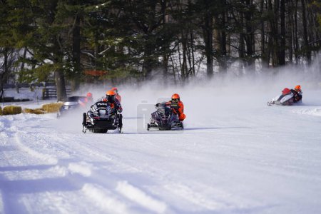 Téléchargez les photos : Hortonville, Wisconsin / États-Unis - 26 janvier 2019 : De nombreux motoneigistes s'amusaient à rouler sur un lac glacé recouvert de neige. - en image libre de droit