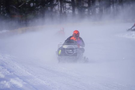 Foto de Hortonville, Wisconsin / Estados Unidos - 26 de enero de 2019: Muchos jinetes en motos de nieve se divertían montando en un lago helado cubierto de nieve. - Imagen libre de derechos