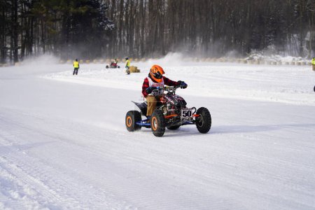 Foto de Hortonville, Wisconsin / Estados Unidos - 26 de enero de 2019: Muchos ciclistas en Quad-bikes y ATV se divertían paseando por el lago helado cubierto de nieve. - Imagen libre de derechos