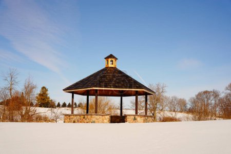 Téléchargez les photos : Beau kiosque en bois de pierre pendant la saison froide d'hiver à Campbellsport, Wisconsin - en image libre de droit
