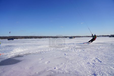 Téléchargez les photos : Fond du Lac, Wisconsin États-Unis - 8 février 2019 : Les habitants de la communauté du fond du lac ont apprécié la planche à voile hivernale sur le lac gelé de winnebago. - en image libre de droit