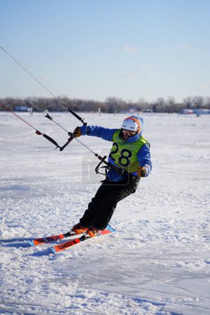 Foto de Fond du Lac, Wisconsin, EE. UU. - 8 de febrero de 2019: Los lugareños de la comunidad de aficionados du lac disfrutaron del kite de hielo de invierno haciendo windsurf en el lago congelado de winnebago. - Imagen libre de derechos