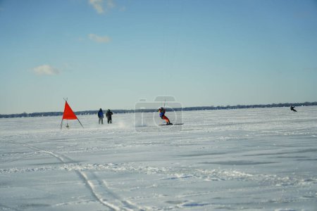 Téléchargez les photos : Fond du Lac, Wisconsin États-Unis - 8 février 2019 : Les habitants de la communauté du fond du lac ont apprécié la planche à voile hivernale sur le lac gelé de winnebago. - en image libre de droit