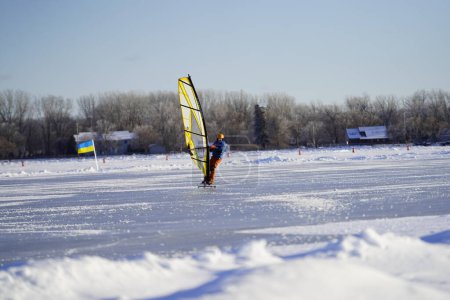 Téléchargez les photos : Fond du Lac, Wisconsin États-Unis - 8 février 2019 : Communauté Fond du Lac Les habitants ont apprécié la planche à voile hivernale sur le lac gelé de Winnebago. - en image libre de droit
