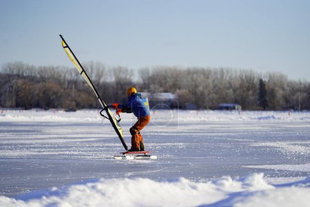 Foto de Fond du Lac, Wisconsin, EE. UU. - 8 de febrero de 2019: Fond du Lac community Los lugareños disfrutaron del windsurf invernal en el lago congelado de Winnebago. - Imagen libre de derechos