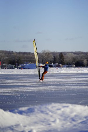 Foto de Fond du Lac, Wisconsin, EE. UU. - 8 de febrero de 2019: Fond du Lac community Los lugareños disfrutaron del windsurf invernal en el lago congelado de Winnebago. - Imagen libre de derechos